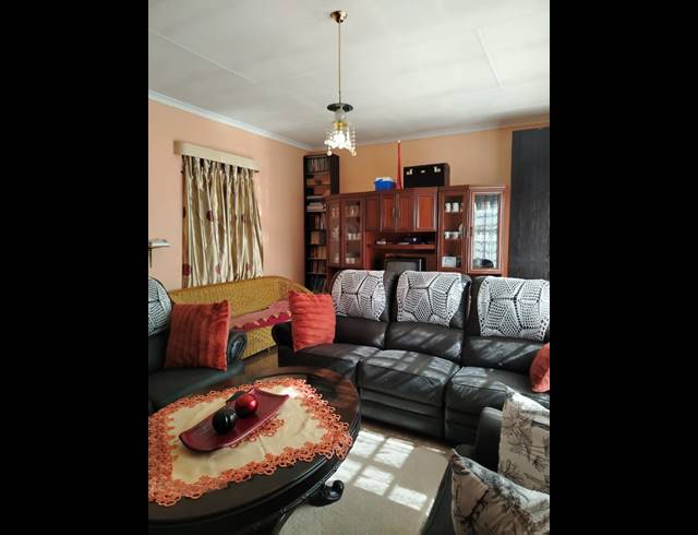 3 BEDROOM FREEHOLD FOR SALE IN DURNACOL